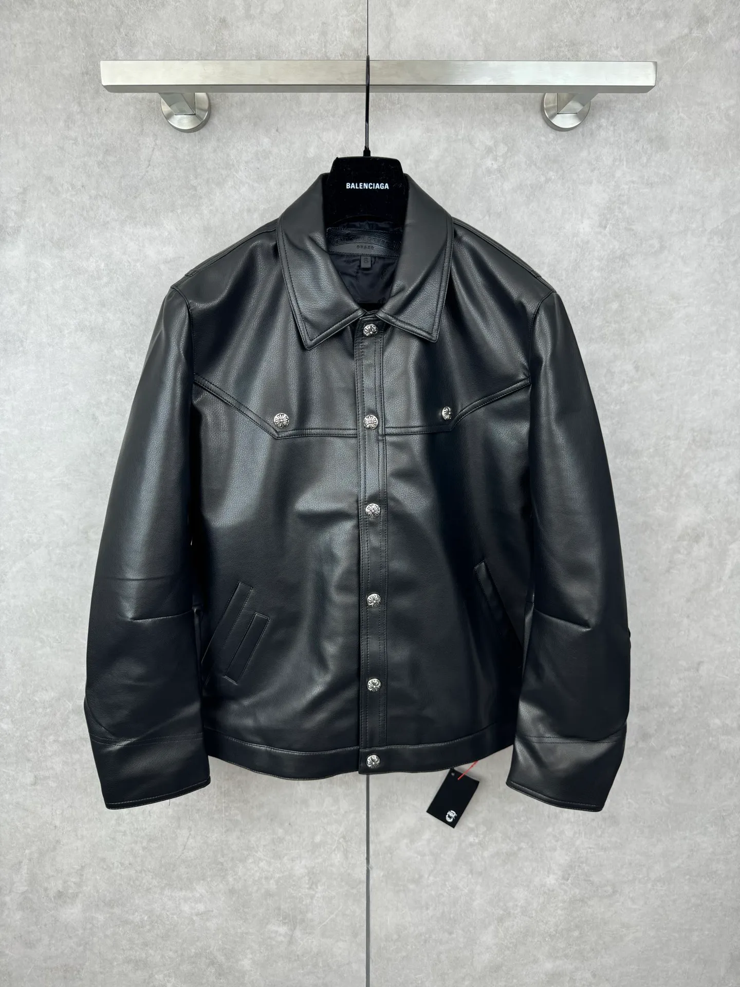 P850 Chrome Heart 24SS CH double-sleeved flame vine embroidered leather jacket Size: S/M/L Originally purchased for 84,300, the fabric is custom-woven using black pebbled composite two-layer sheepskin material, custom-made silk jacquard logo lining, embroidery is processed using TAJIMA machine, appliqué embroidery technology, back imported template machine shape, customized genuine leather trademark, customized genuine leather size, customized 5.8cm metal logo mark, customized 18mm four-button buckle, customized 18mm two-button button, a full set of three-label accessories, exclusively produced.